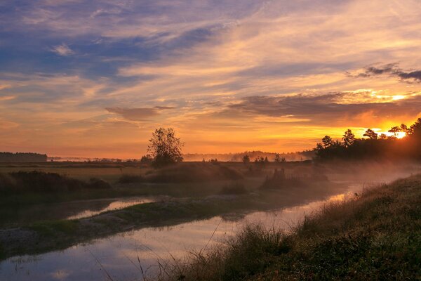 En el campo se abre una inolvidable puesta de sol