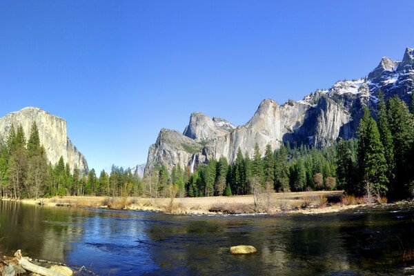 Río de montaña a parque nacional Yosemite