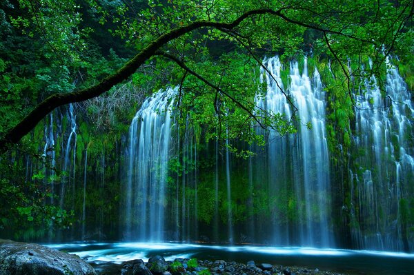 There is a beautiful waterfall in North Carolina