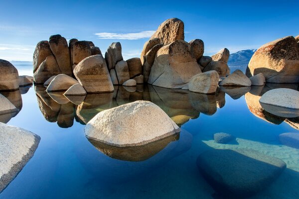 Enormes piedras de la costa