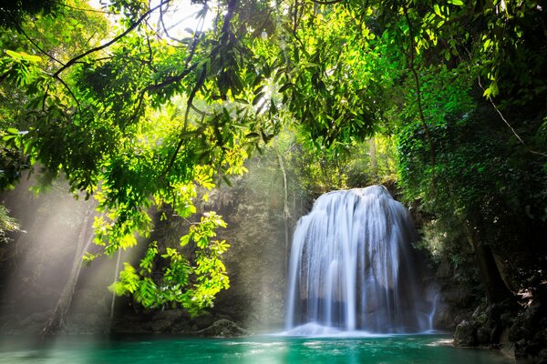 Schöner thailändischer Wasserfall in der Sonne