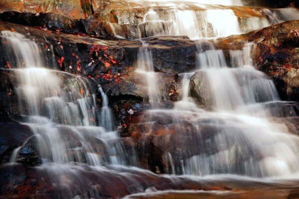 Cascata multistadio con acqua bianca