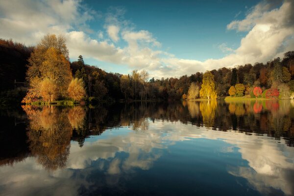 Il lago riflette la bellissima natura