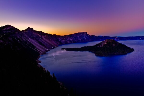 Sonnenuntergang in den Bergen am US Lake Oregon