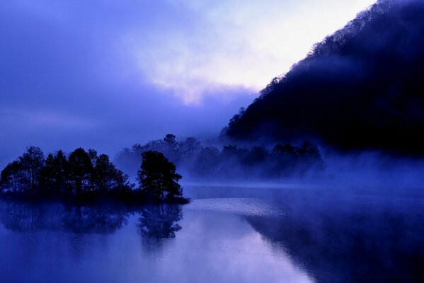 Evening fog on Lake Akimoto