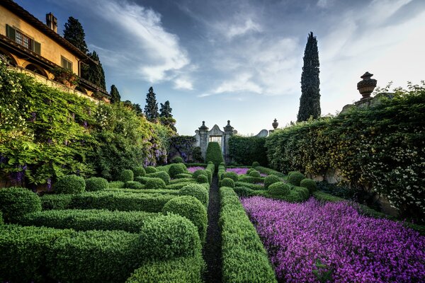 Immagine del giardino in una villa italiana