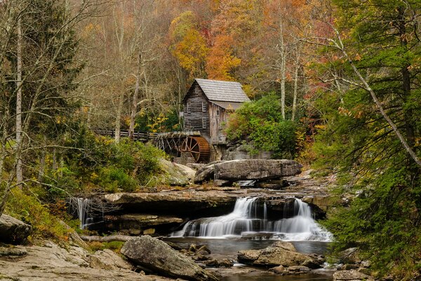 Ein Haus in einem malerischen Ort im Herbst