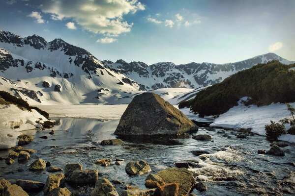 Зимний пейзаж с горными вершинами