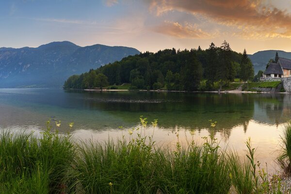 Paysage de lac de montagne au lever du soleil