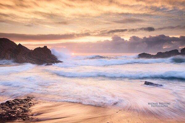 Surf. The sea is beating against the rocks