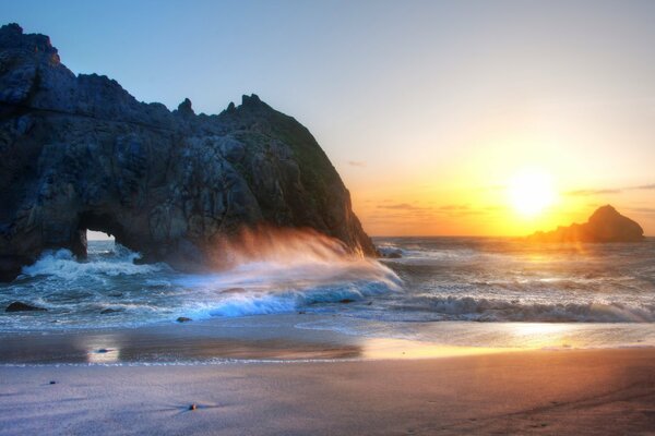 Las olas del mar golpean la roca