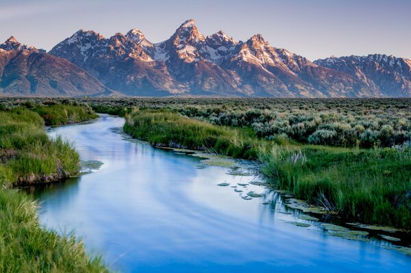 Bella natura, fiume blu e montagne