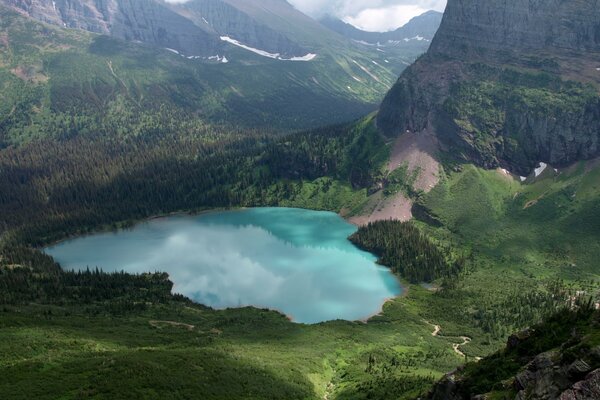 Lago azul en Dalí de la gente