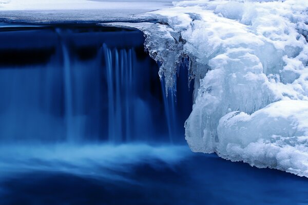 Cascade d eau gelée