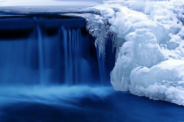 Cascata con acqua appiccicosa congelata