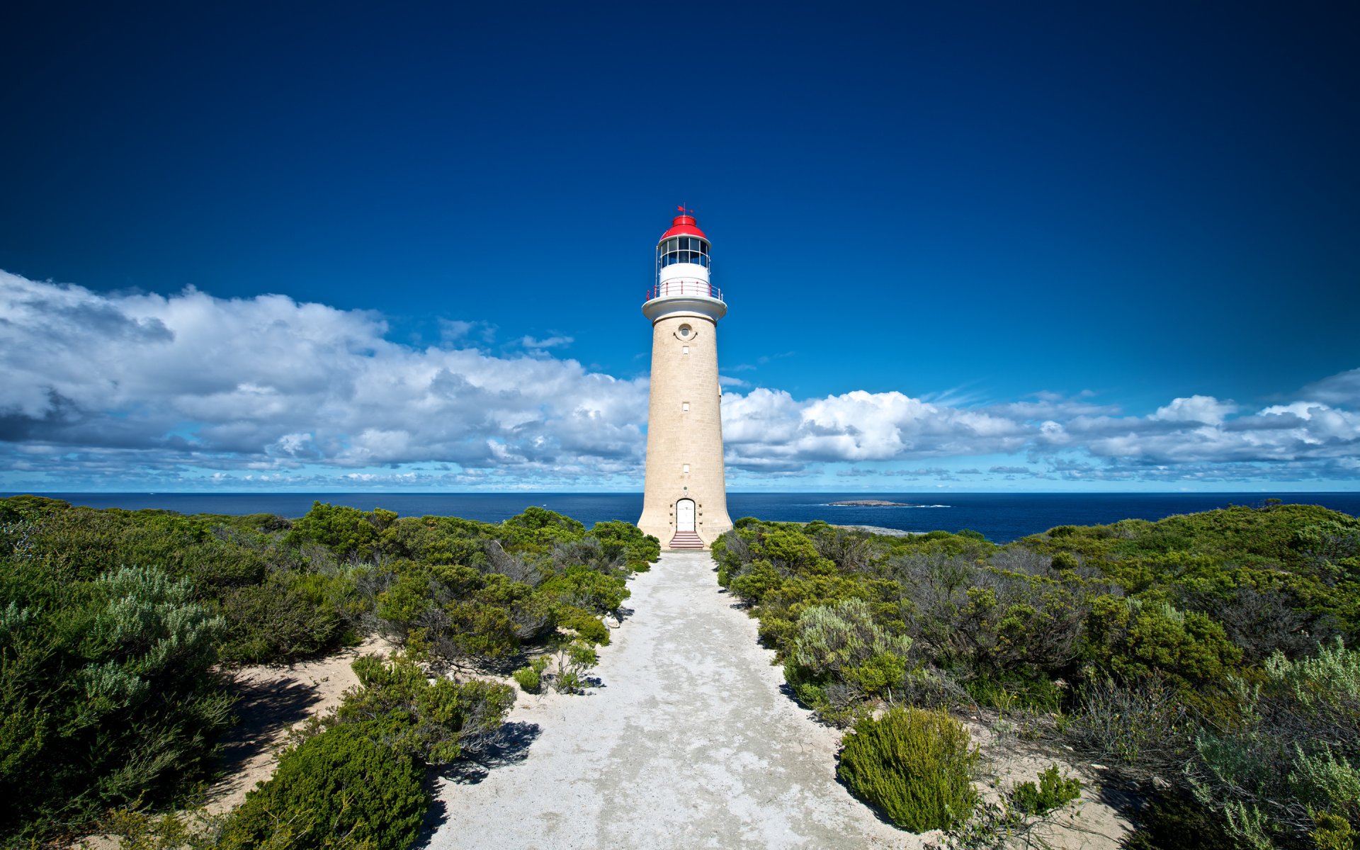 wyspa kangura latarnia morska australia ocean wybrzeże krzaki chmury