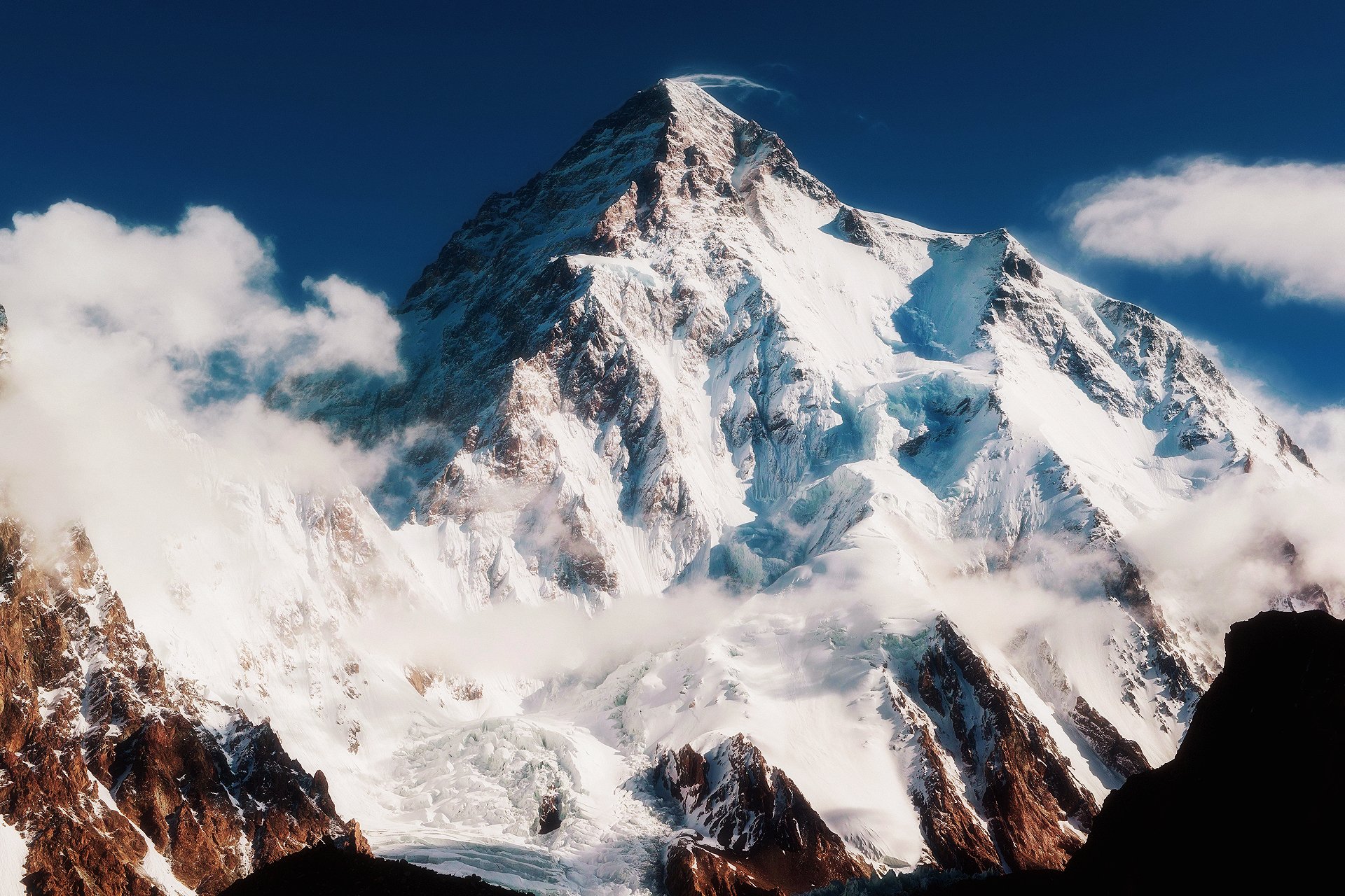 nature montagnes cachemire mont chogori k2 deuxième sommet du karakorum ciel nuages neige rochers