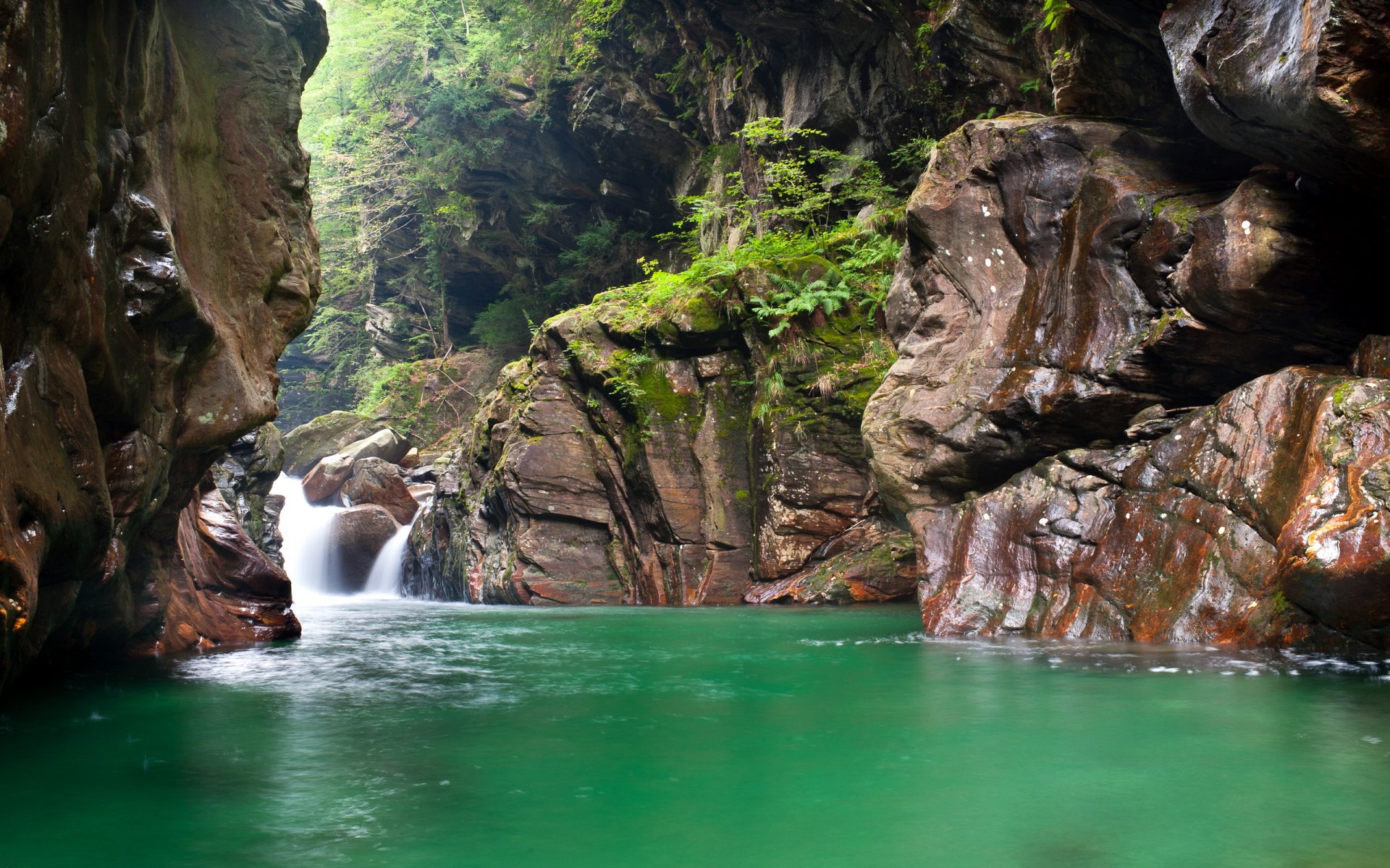 fiume montagne natura