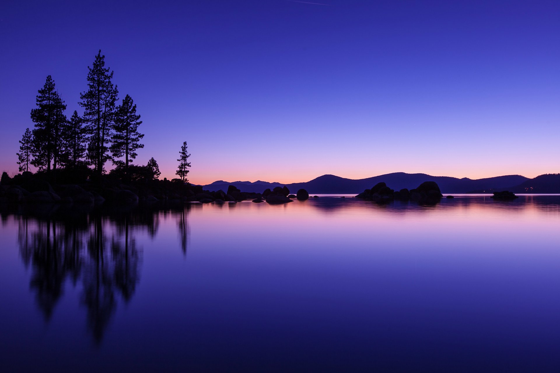 usa lac eau surface réflexion côte arbres collines soirée orange coucher de soleil ciel bleu