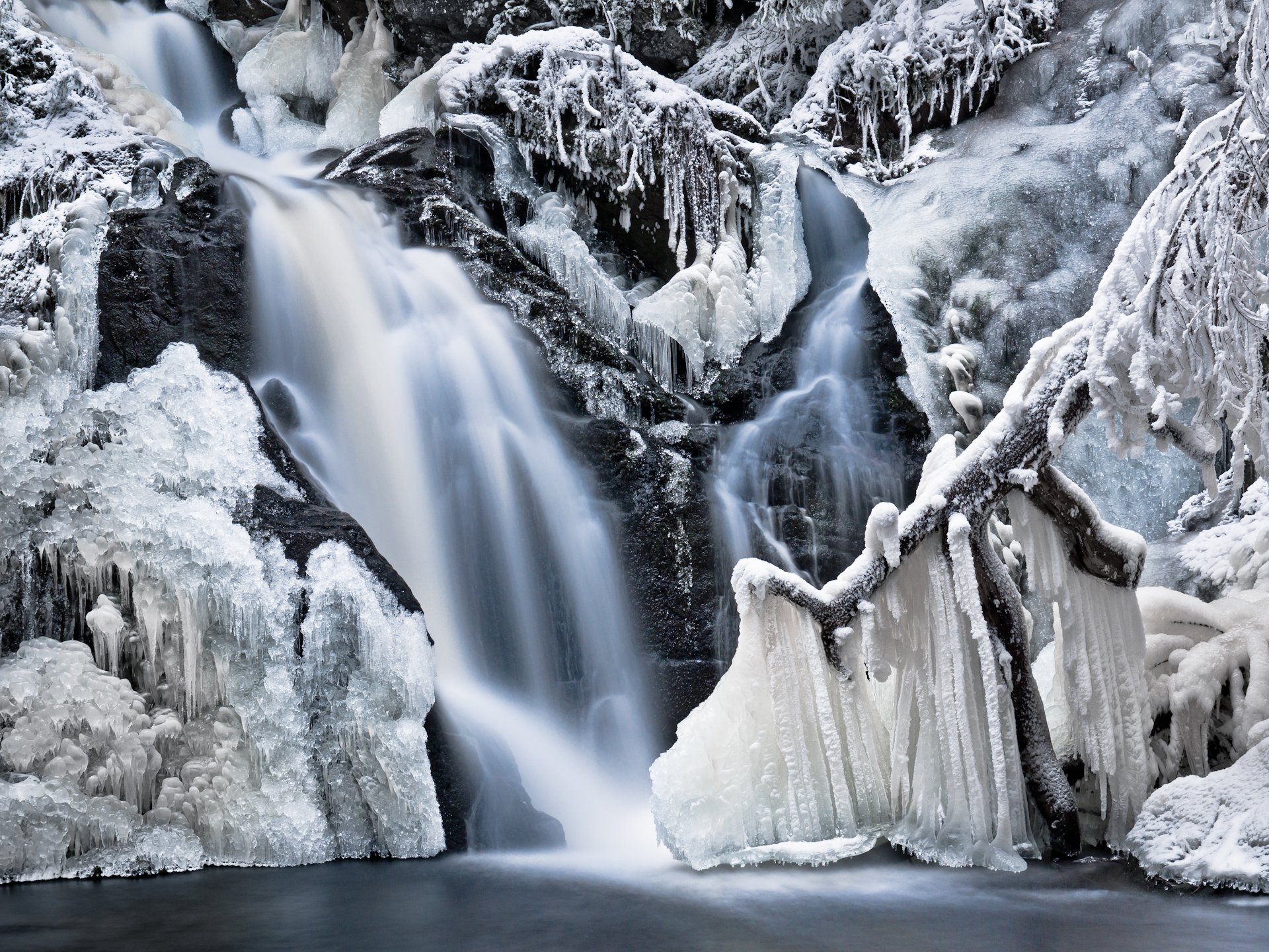 nature winter snow icicles ice floes frost waterfall water tree rock frozen