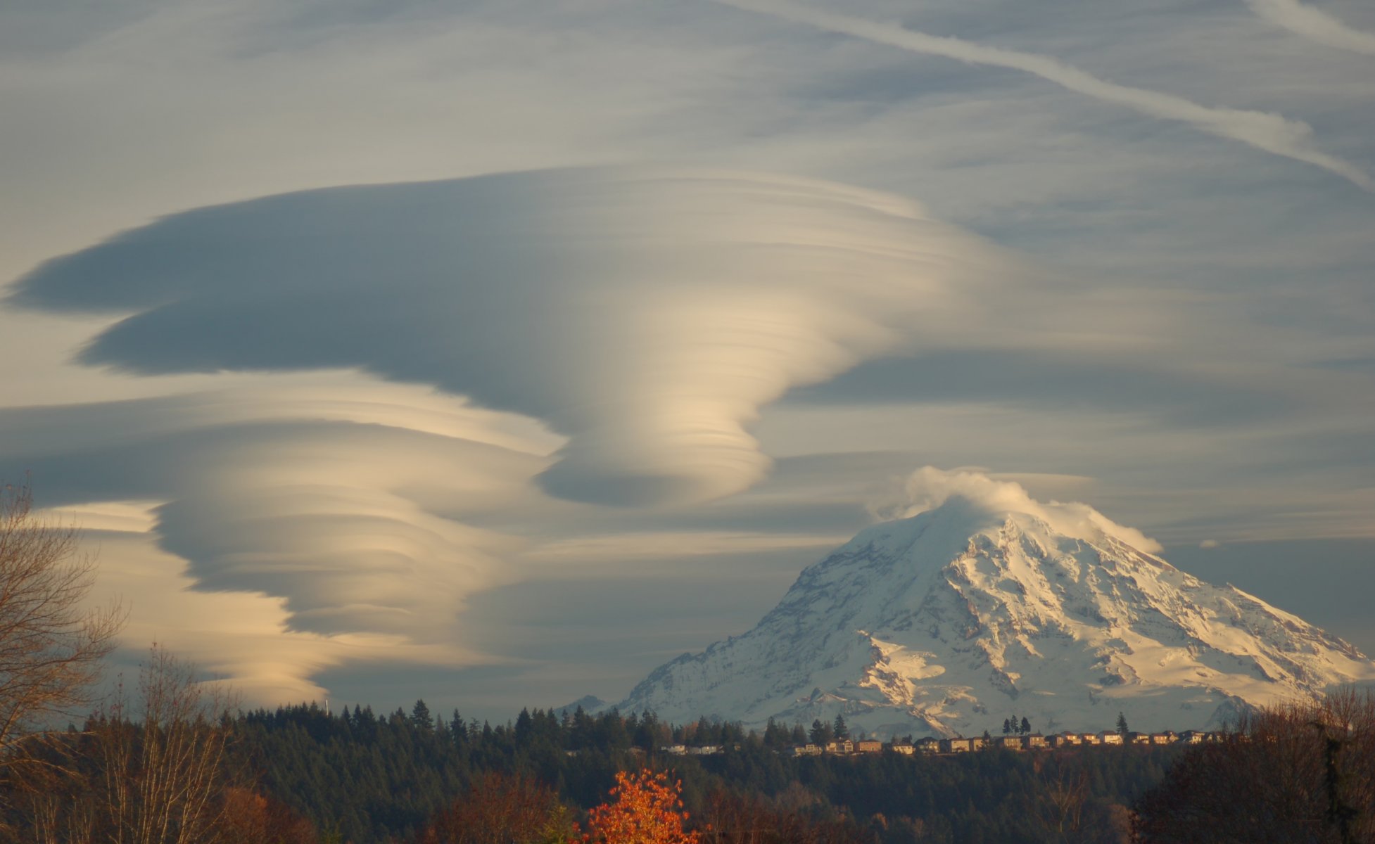 mountain mt. rainier lenticular cloud seattle washington