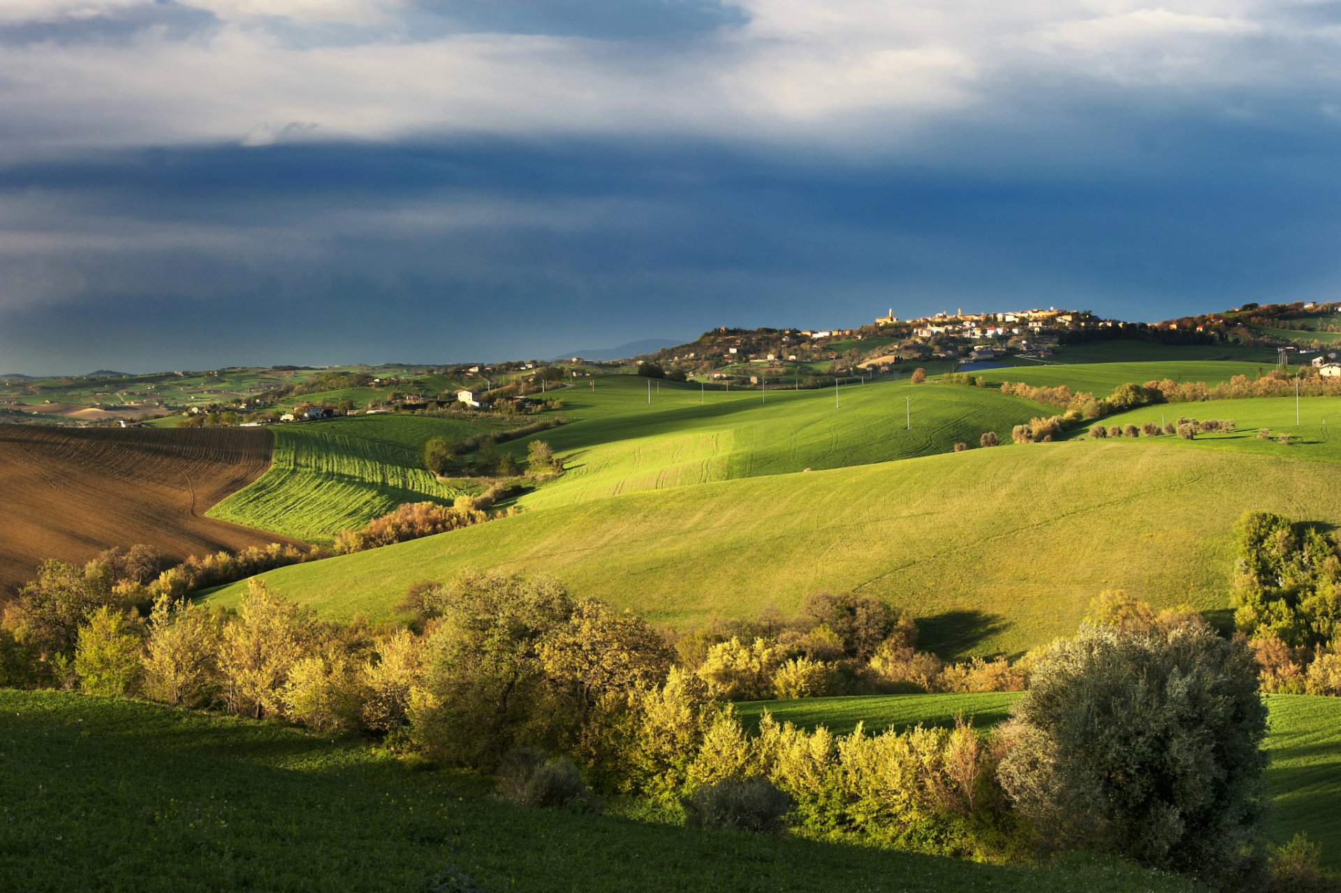 italie toscane automne champ arbres village bleu ciel nuages