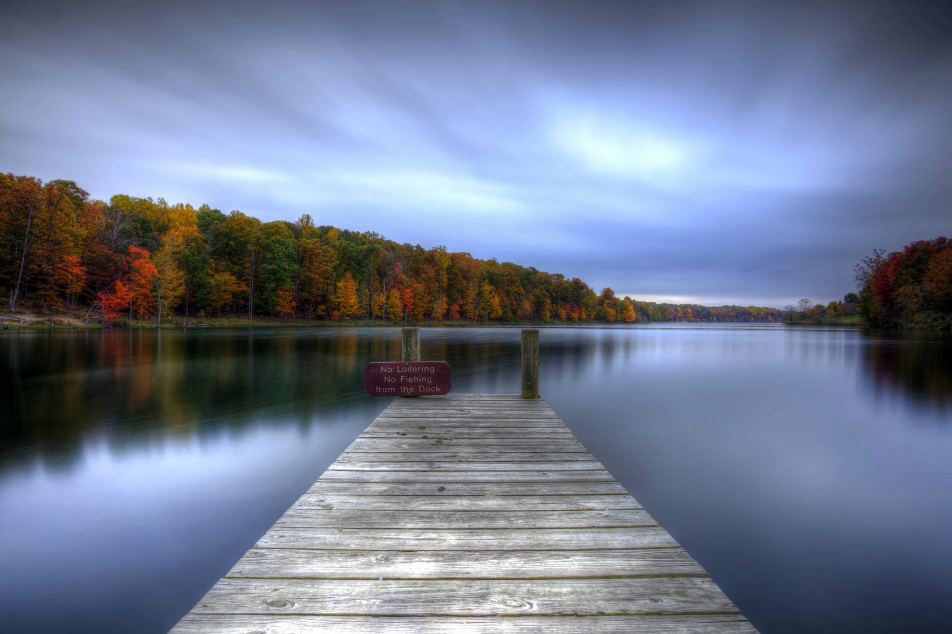 lago acqua superficie liscia legno ponte targa autunno alberi riflessione cielo nuvole