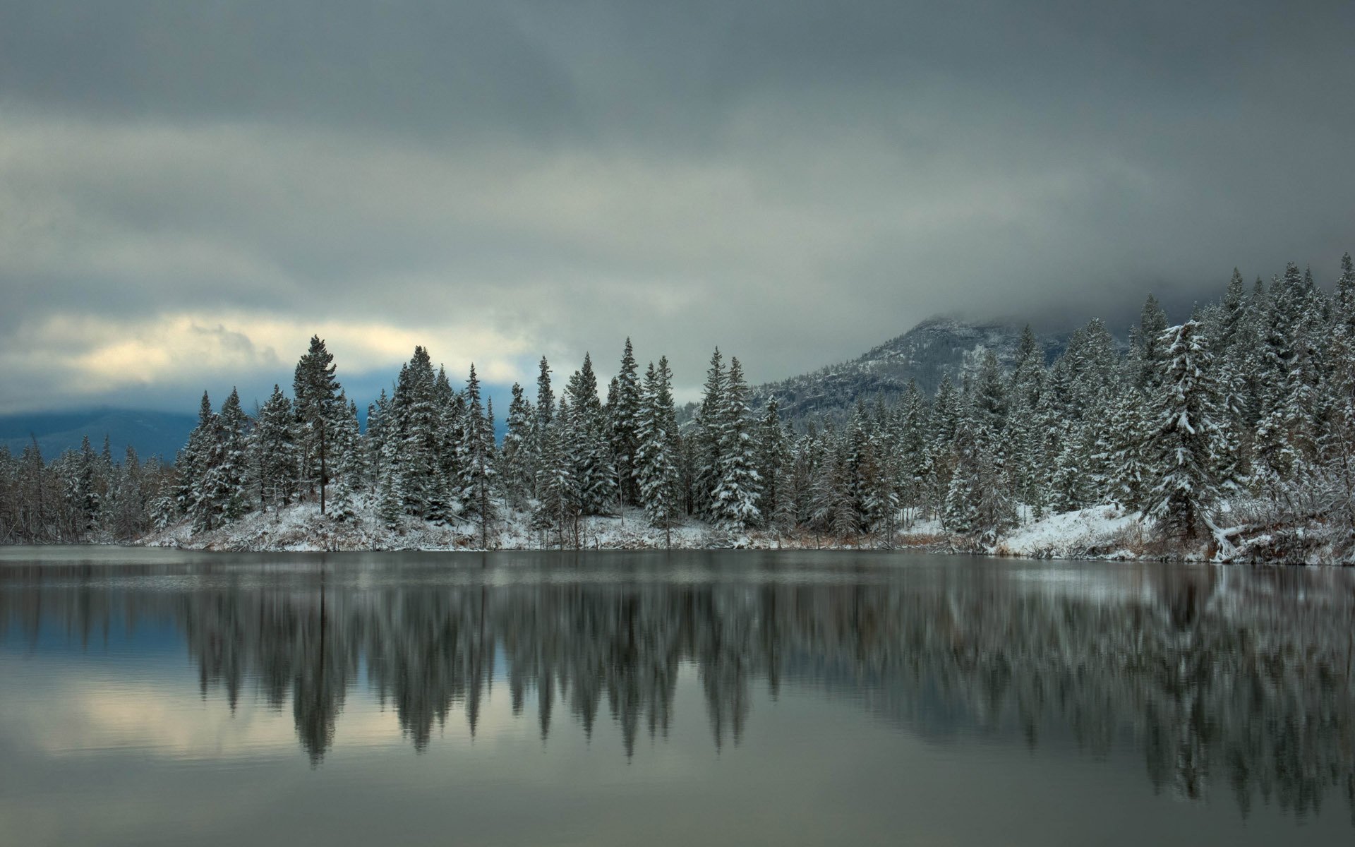 zima śnieg jezioro las drzewa świerk góry odbicie