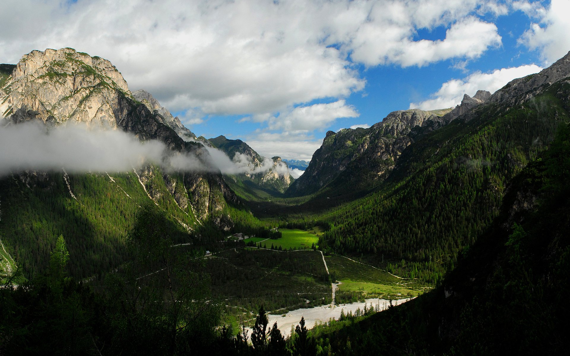 montagnes vallée forêt maison