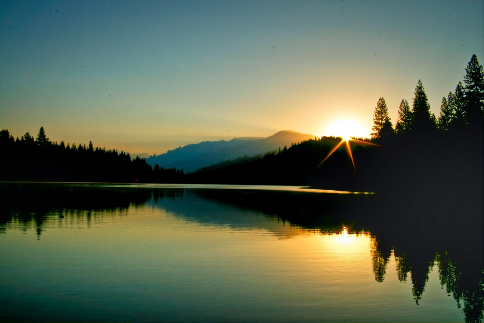 morgen morgendämmerung bergsee wald reflexion natur am morgen am yuma see