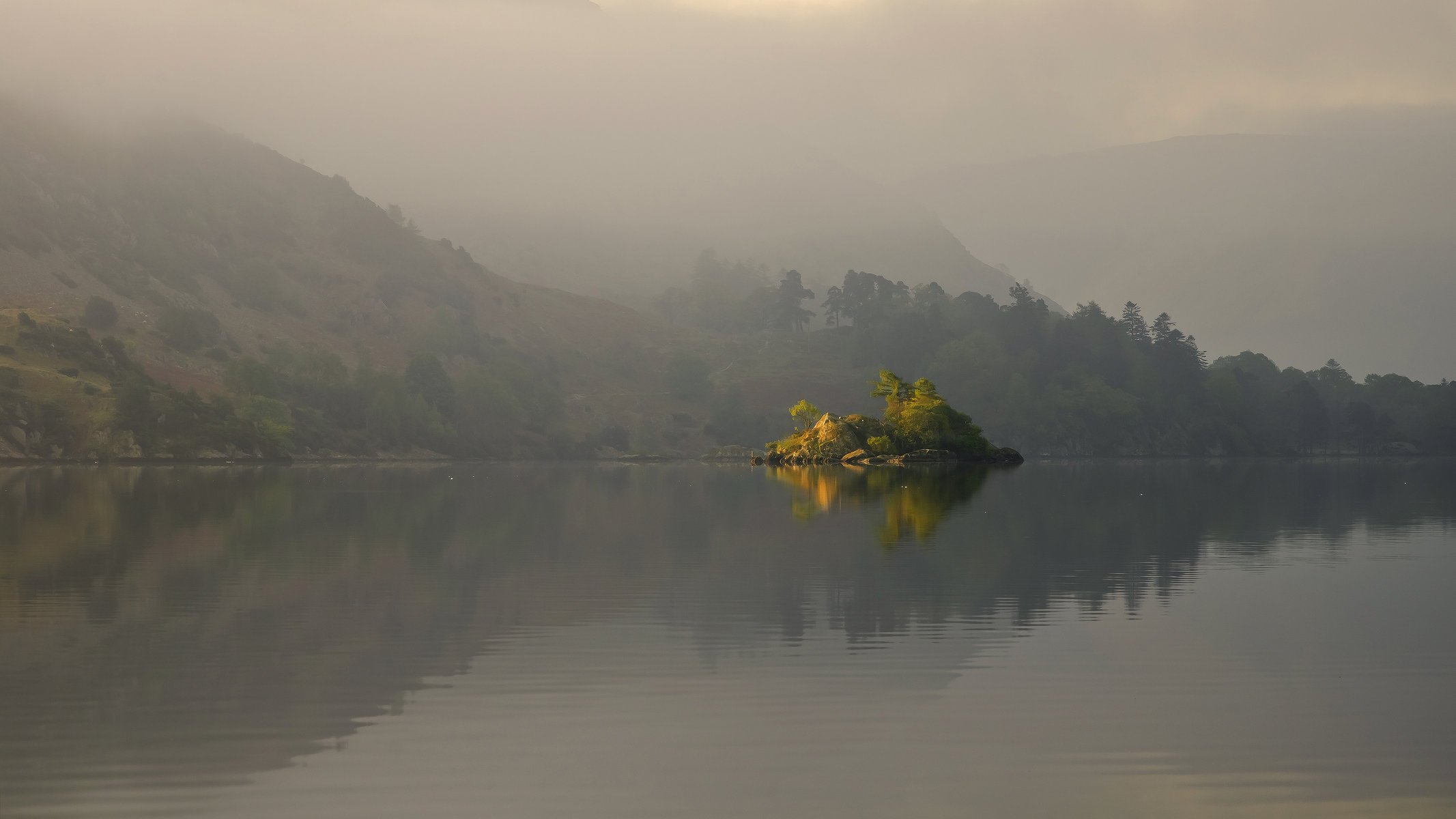 lago superficie liscia isola alberi riflessione colline nebbia