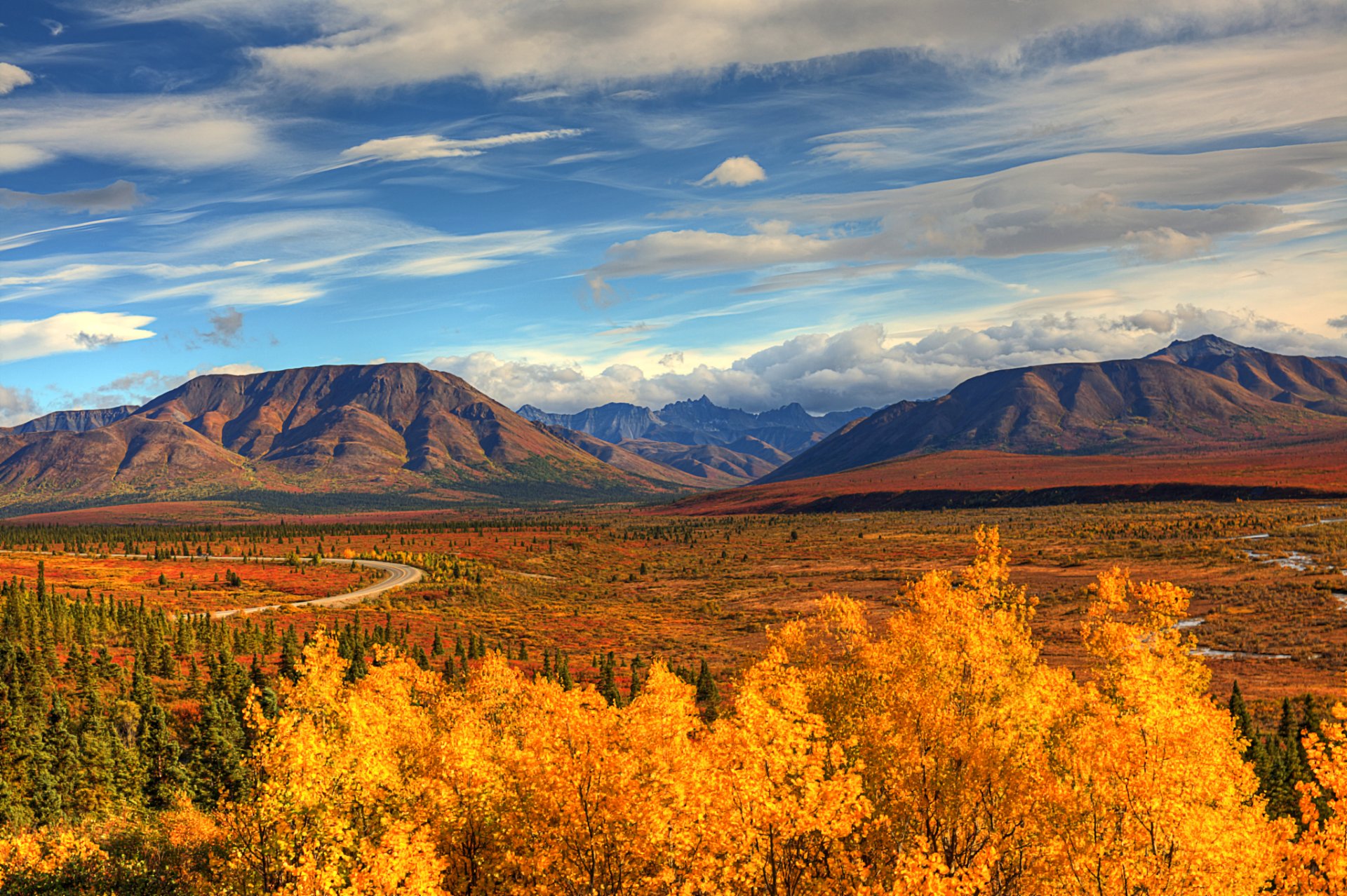 stati uniti d america alaska autunno alberi montagne blu cielo nuvole paesaggio vista