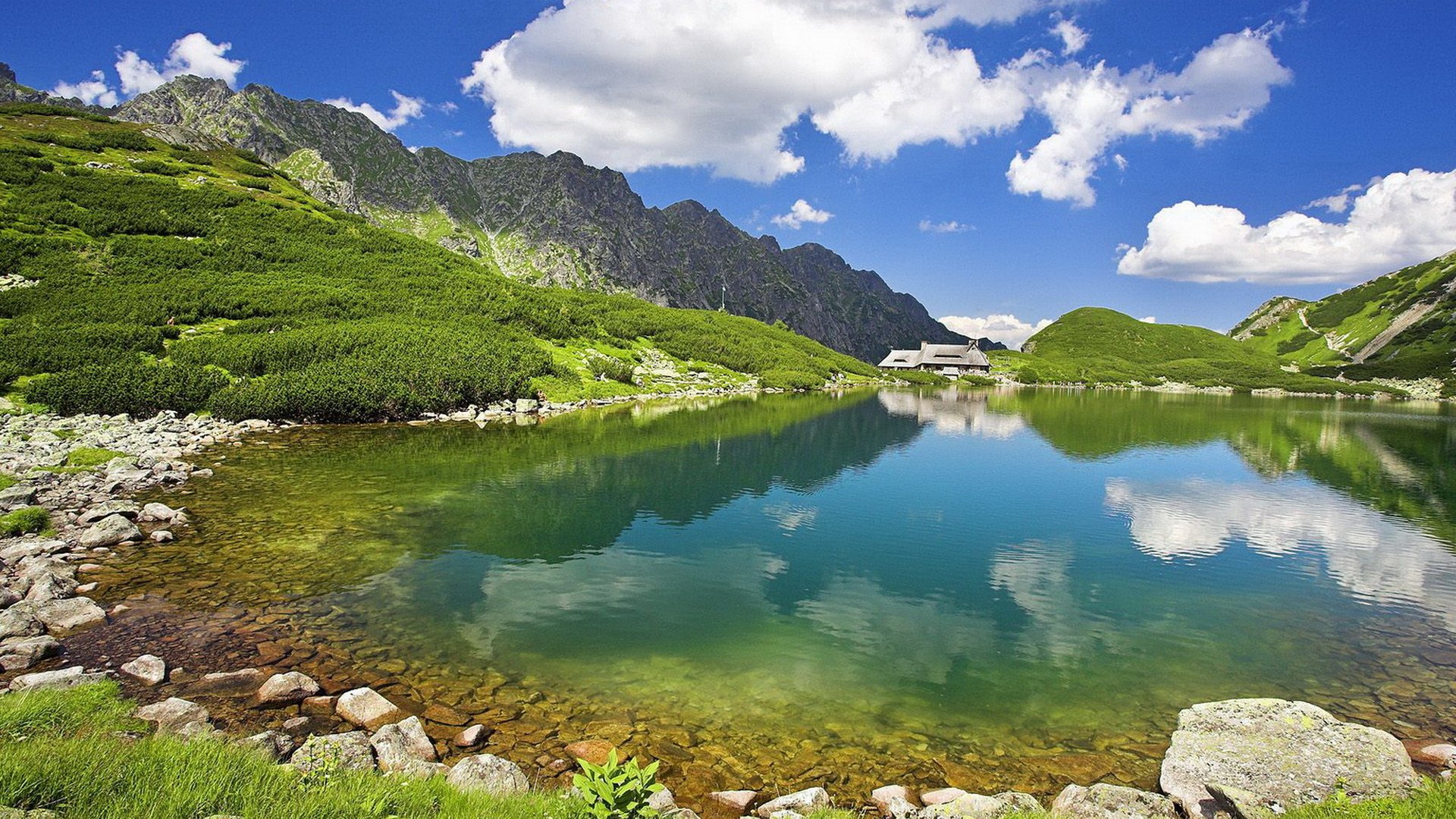 natur sommer himmel berge see transparent wasser in ferne hütte