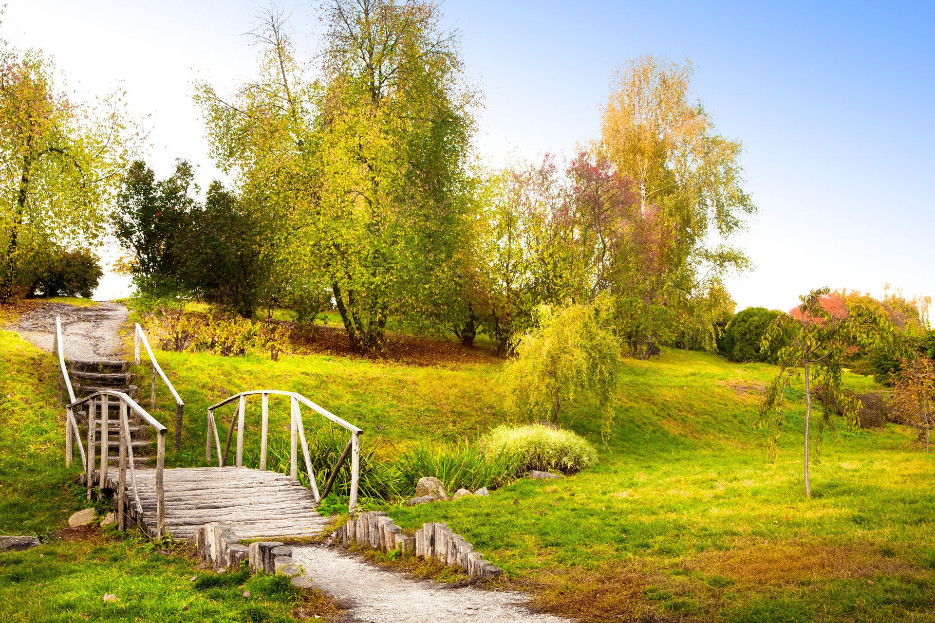 herbst brücke alt stufen bäume blätter grün gras himmel blau landschaft