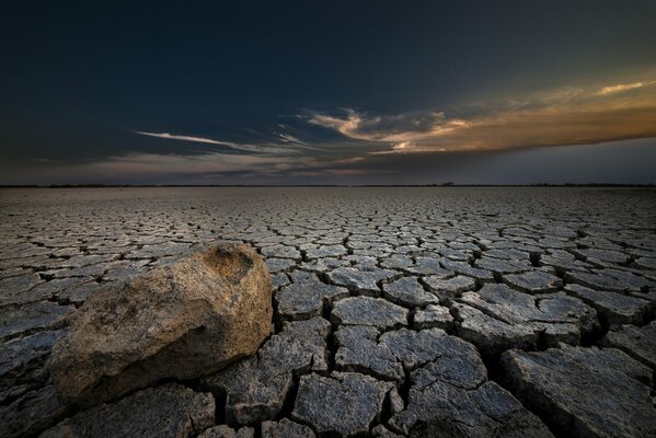 Terre craquelée par la sécheresse dans le désert