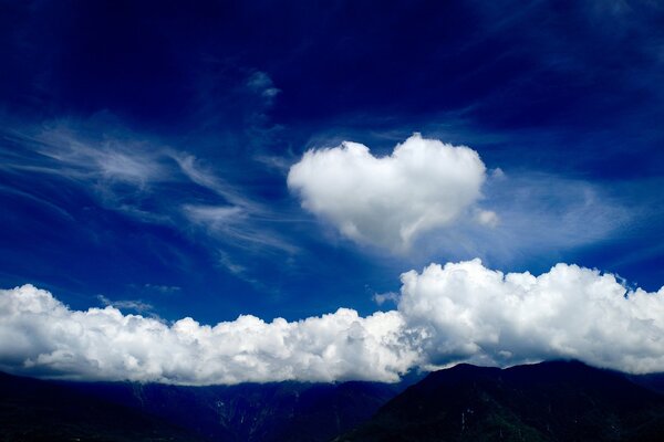 Пушистые облака в форме сердца