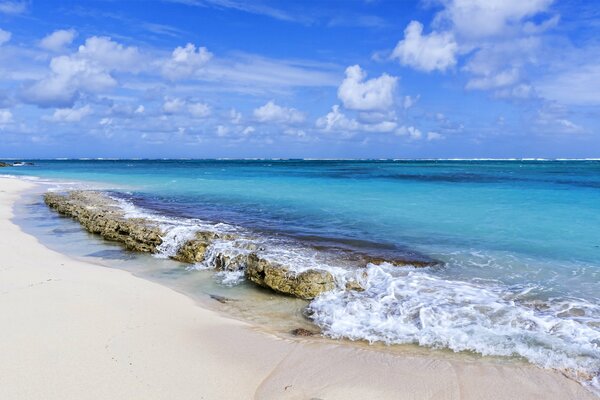 Sandstrand am Meer unter blauem Himmel