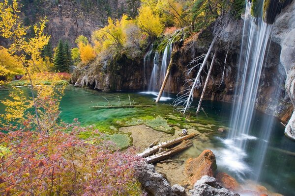 Super Wasserfall am hängenden See