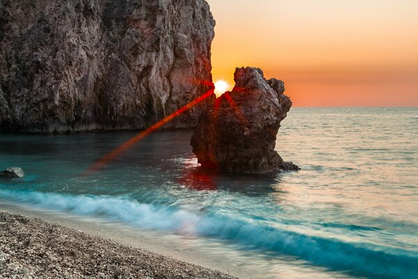 Dusi del sole attraverso le rocce