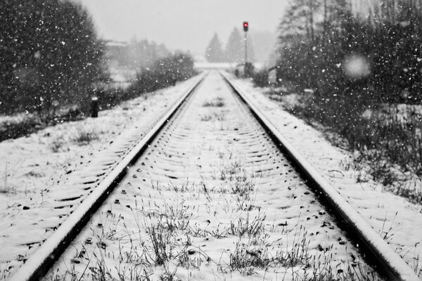 Schienen im Schnee im Tiefwinter