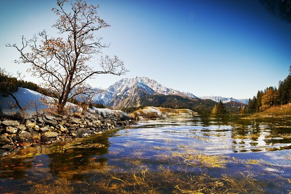 Die Berge. Die Natur. Der Fluss. Himmel