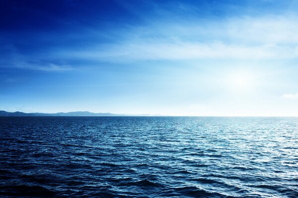 Foto del horizonte entre el cielo y el mar