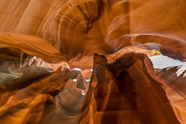 Light penetrating between the rocks into the Antelope Canyon