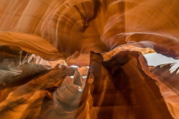 Lumière pénétrant entre les rochers dans le Canyon de l Antilope