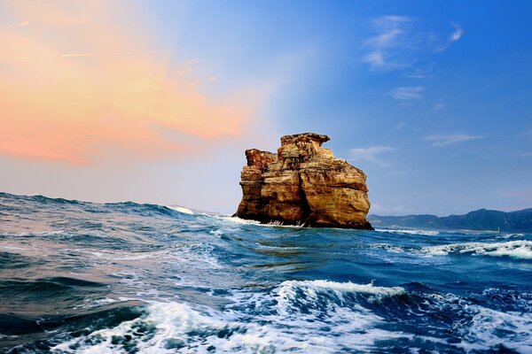 Amanecer en el mar, olas y rocas