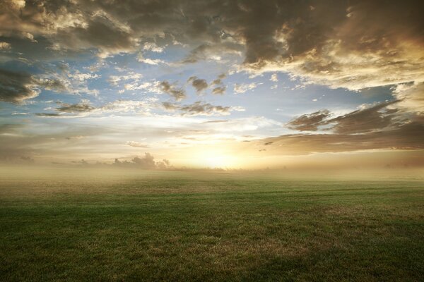 Morgenwolken sind am Himmel verstreut