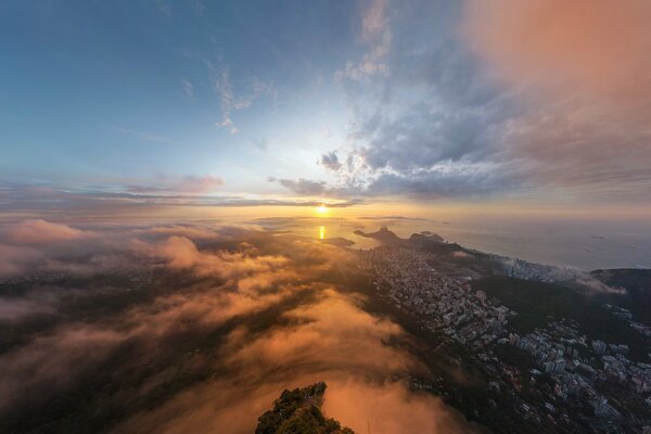 Amanecer sobre el nublado río de Janeiro