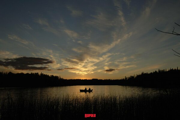 Pesca al amanecer en barco