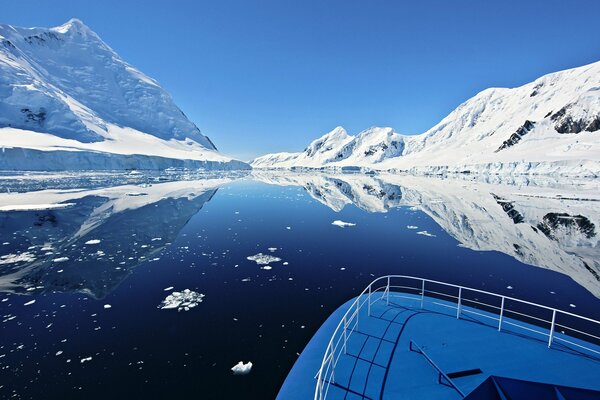 Voyage en bateau sur la volonté de glace