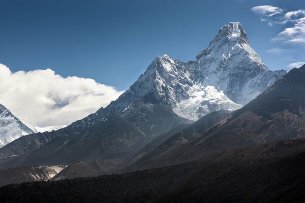 Montagnes enneigées et nuages dans l Himalaya